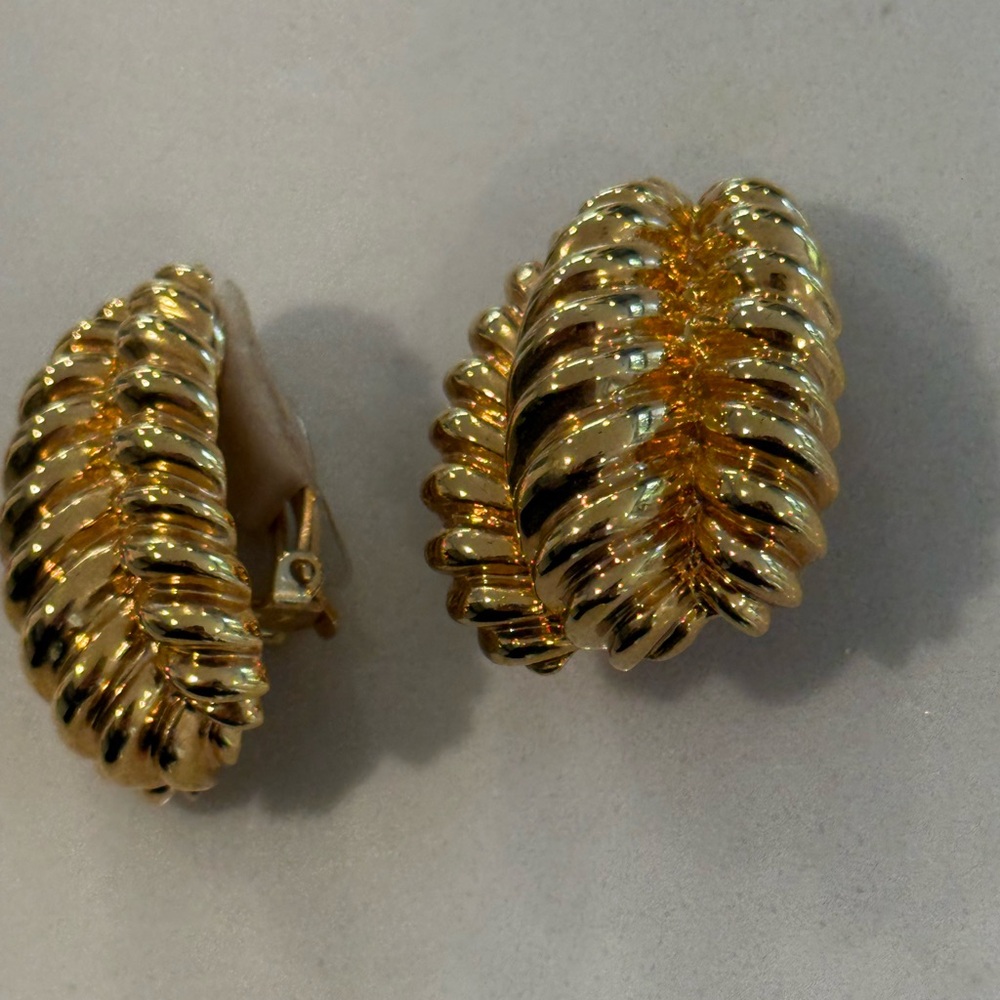 St. John Stamped Elegant Gold-Tone Leaf Clip on Earrings - Picture 9 of 9